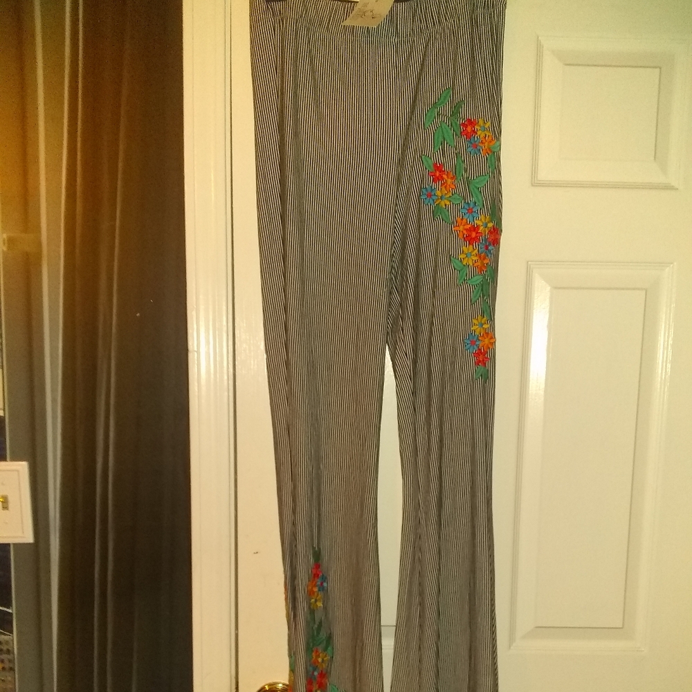 Judith March flare Pull on pant Size LArge Striped Embroidered NEW floral